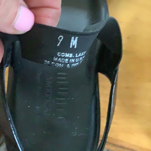 Women’s sandals. Munro. Size 9m but run narrow. Black. Excellent condition. - Picture 4 of 4